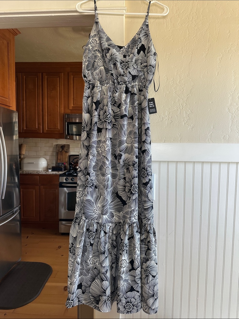 EXPRESS. small. Black & White Floral V-Neck Maxi Dress with Adjustable Straps